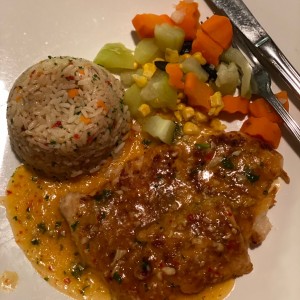 Pescado al ajillo con arroz pencas