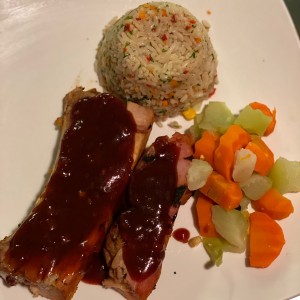 Costillas con salsa de guayaba y arroz pencas