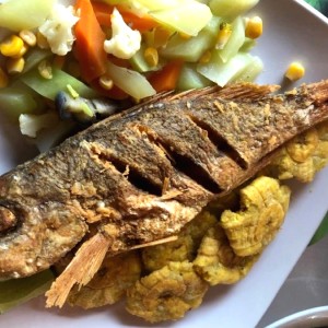 Pargo frito con patacones y vegetales.
