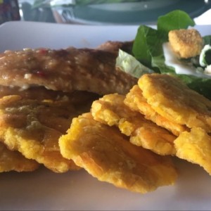 Corvina al ajillo con patacones