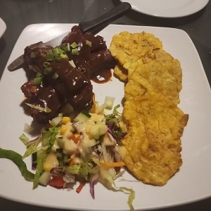 Costillas ahumadas con salsa BBQ de la casa