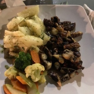 Pulpo al ajillo con yuca al moho