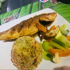 Pargo Frito con Arroz pencas. 