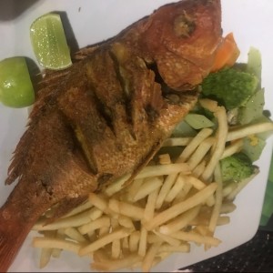 Pargo Frito con Papitas fritas. 