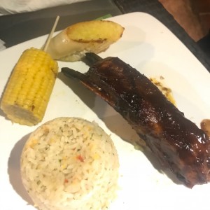 Costillas a la brasa con arroz pencas 1/2 orden.