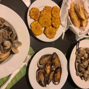 Patacones, Pan con Ajo y Mejillones a la brasa. ? Nuestra especialidad! ??
