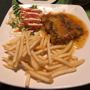 Corvina al ajillo con papas fritas.