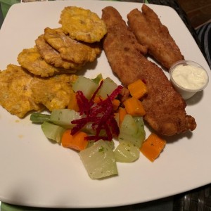 Corvina apanada con patacones.