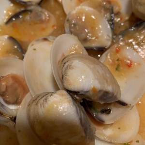 Almejas al ajillo.