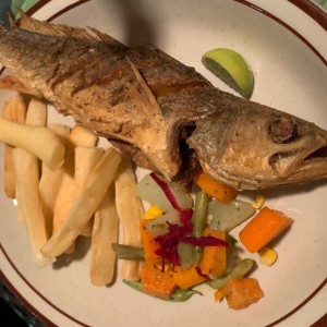 Corvina frita con yuca.