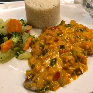 corvina en salsa de coco y camarones con arroz con coco