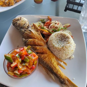 Corvina frita entera con salsa a la criolla