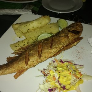 corvina frita con yuca al moho