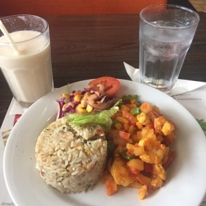 Mix de Camarones en salsa Criolla con arroz Pencas. Jugo de Guanabana.