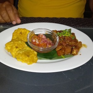 entrada de pork belly y patacones