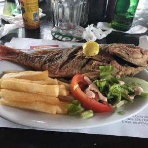 Pargo Frito con Yuca (dura) frita