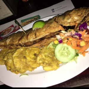 Corvina entera frita con patacones