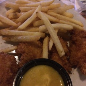 Deditos de pollo con papas fritas