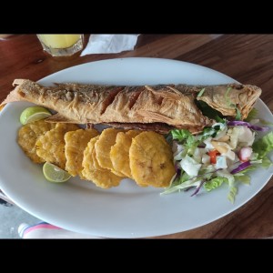 Corvina Entera Frita con patacones 