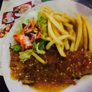 Filete al Ajillo con sus Acompa?antes