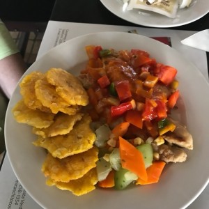 Filete de Corvina a la Criolla con Patacones