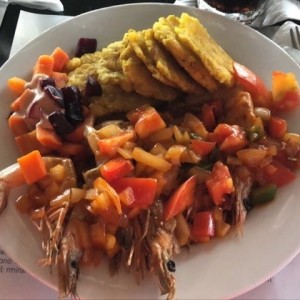 Langostinos a la Criolla con Patacones
