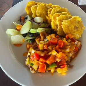Filete de Merluza a la Criolla con Patacones y Vegetales
