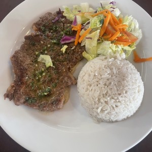 Rib Eye a la Plancha con be Salsa Chimichurri Arroz con Coco y Ensalada