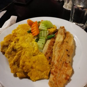 corvina al ajillo con patacones