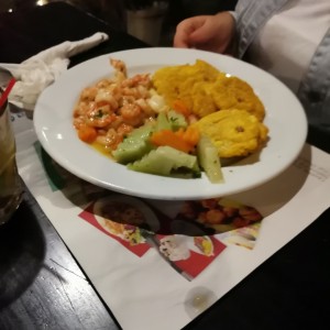 camarones con patacones y ensalada