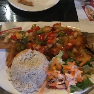 corvina frita entera con salsa criolla