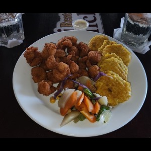 Camarones apanados con Patacones