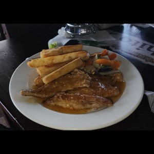 corvina al ajillo con yuca frita