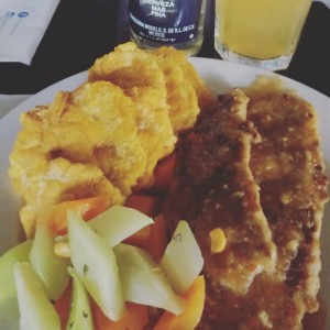 corvina al ajillo con patacones