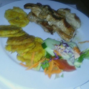 Pollo a la plancha con patacones.