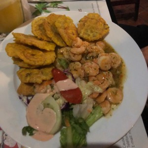camarones al ajillo con patacones