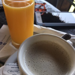 Cafe con leche y jugo de natanja. Viene con los desayunos