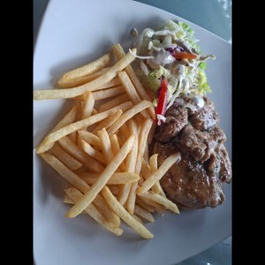 pechuga de pollo al ajillo con papas fritas
