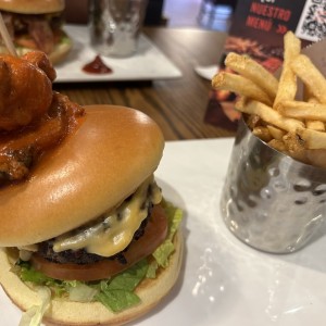 Hamburguesa con alitas arriba