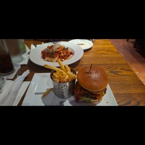 pollo con pasta y hamburguesa
