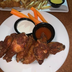 Wings con salsa Buffalo aparte