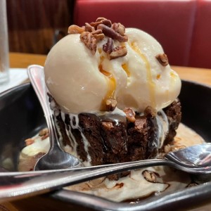 Brownie con helado