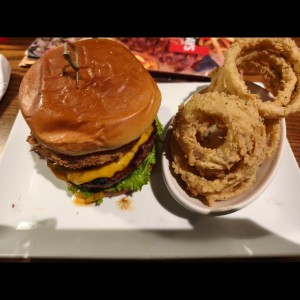 Hamburguesa con aros de cebolla