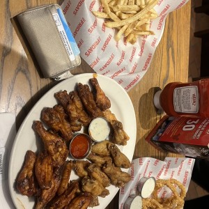 Alitas con salda BBQ y Buffalo , plus? papas y aros de cebolla 