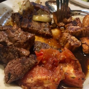 plato de trio de carnes: pollo, codero y res