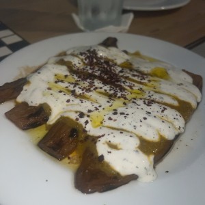 Berenjena con Salsa de Albahaca y Yogurt