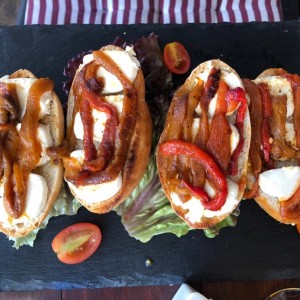 Mini bruschetta con queso de cabra