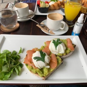 Tostadas con aguacate y salmon