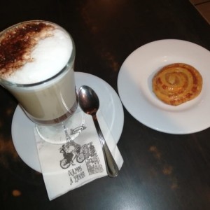 mocaccino y mini danesa de canela