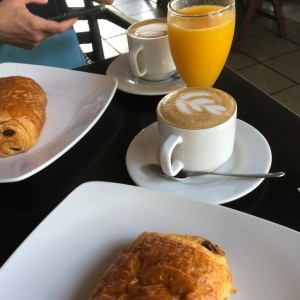 pan de chocolate y rico cappuccino